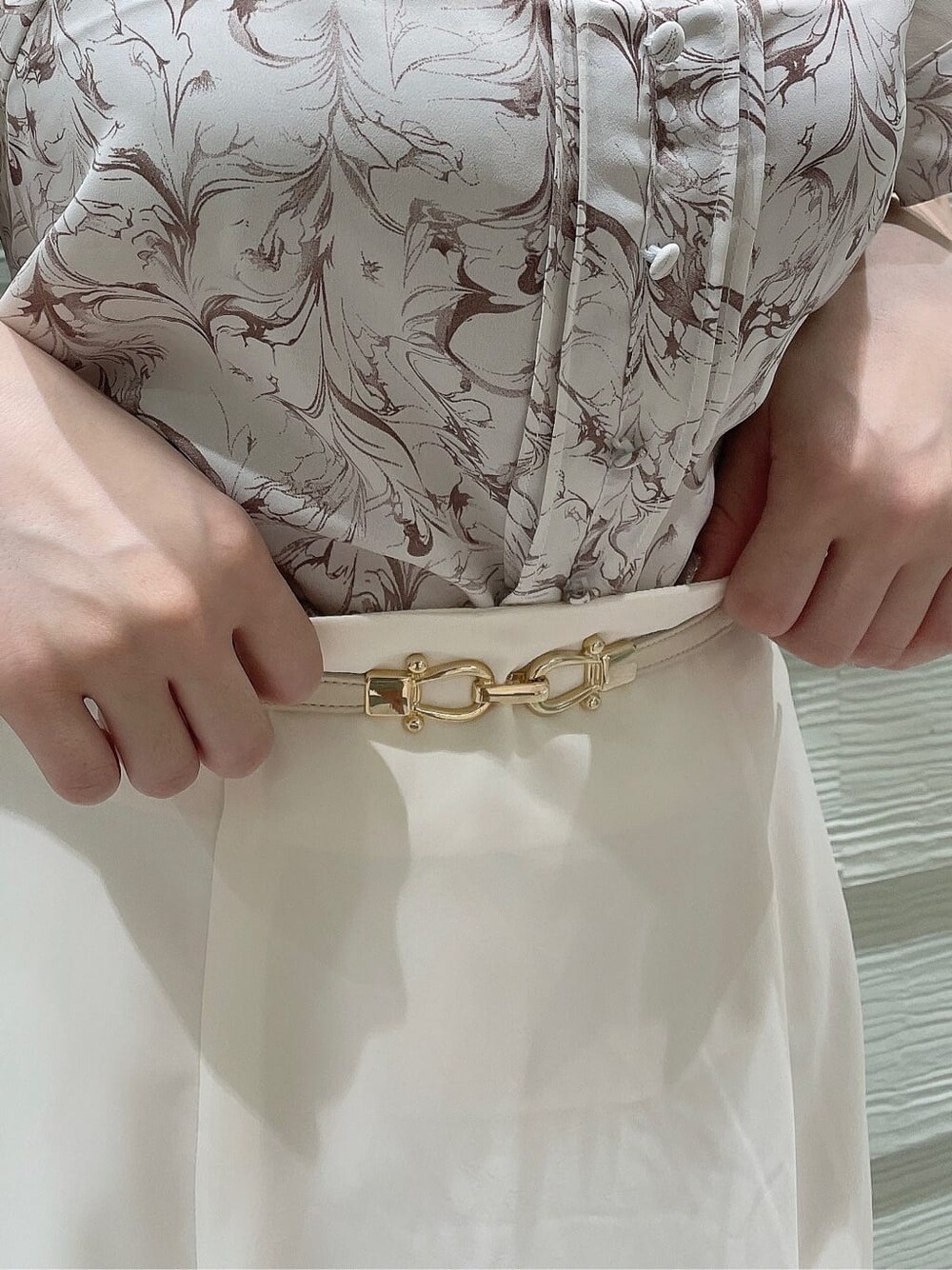 その他のシャツ/ブラウス、ホワイト系のスカート、ホワイト系のパンプスを着用したレディースの夏コーディネートの7枚目の写真