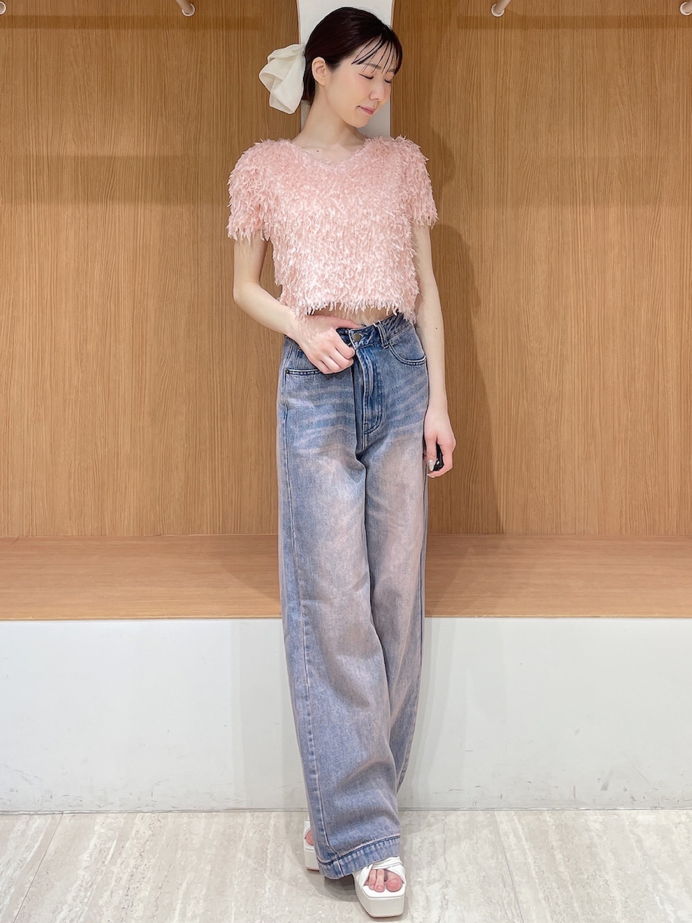 ピンク系のTシャツ/カットソー、ピンク系のデニムパンツ、ホワイト系のサンダルを着用したレディースの春コーディネートの2枚目の写真