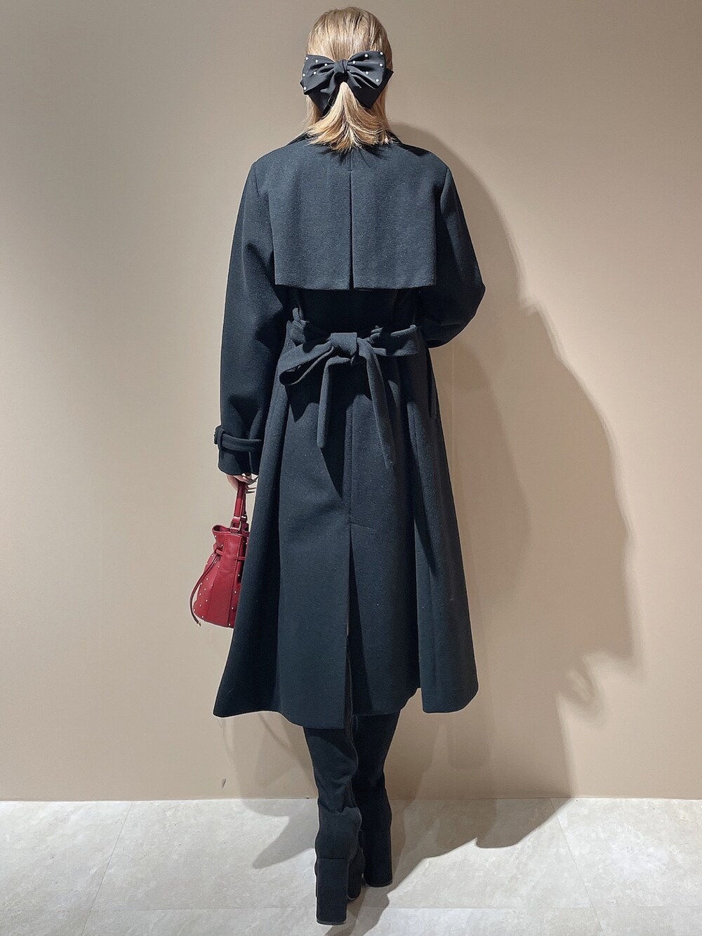 その他のニット/セーター、その他のその他パンツ、レッド系のハンドバッグを着用したレディースの秋コーディネートの3枚目の写真