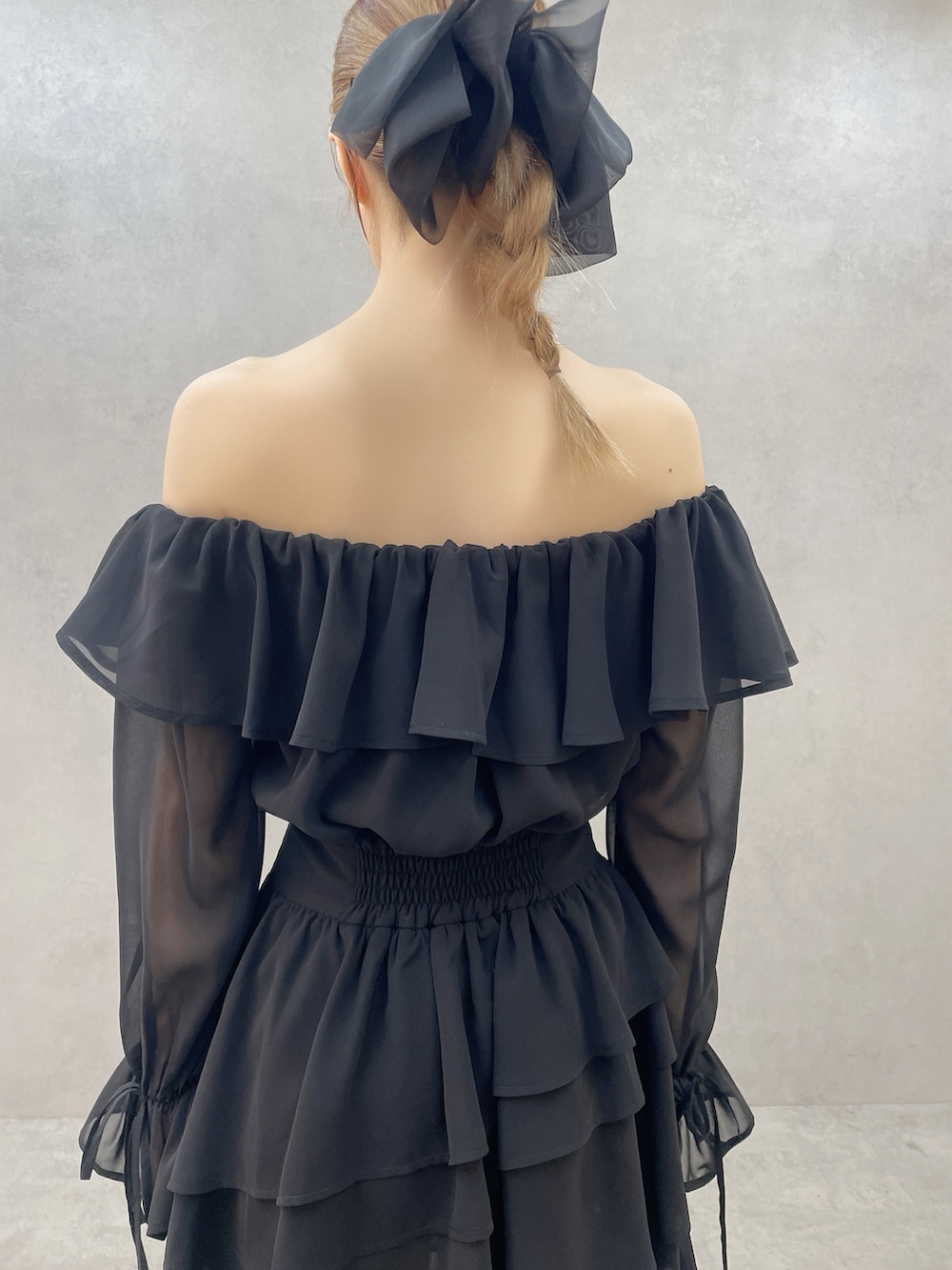 ブラック系のワンピース、ブラック系のハンドバッグ、ブラック系のサンダルを着用したレディースの春コーディネートの5枚目の写真