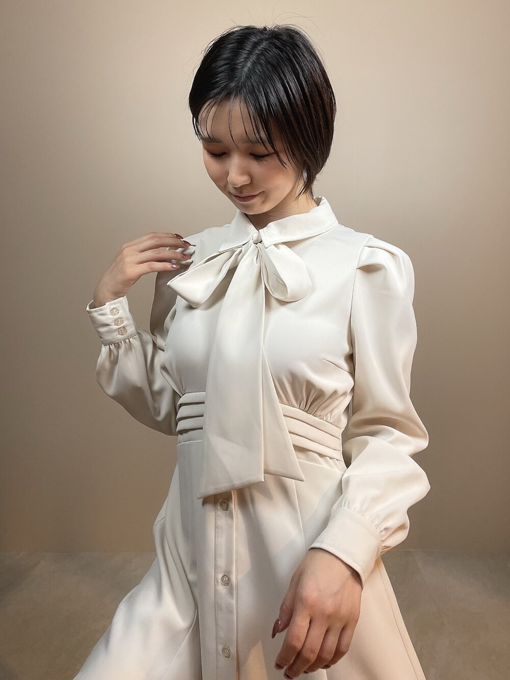 ホワイト系のシャツワンピース、ベージュ系のサンダルを着用したレディースの夏コーディネートの6枚目の写真