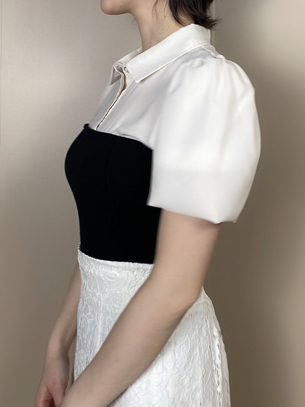 ホワイト系のサンダル、ホワイト系のスカート、ブラック系のニット/セーターを着用したレディースの春コーディネートの5枚目の写真