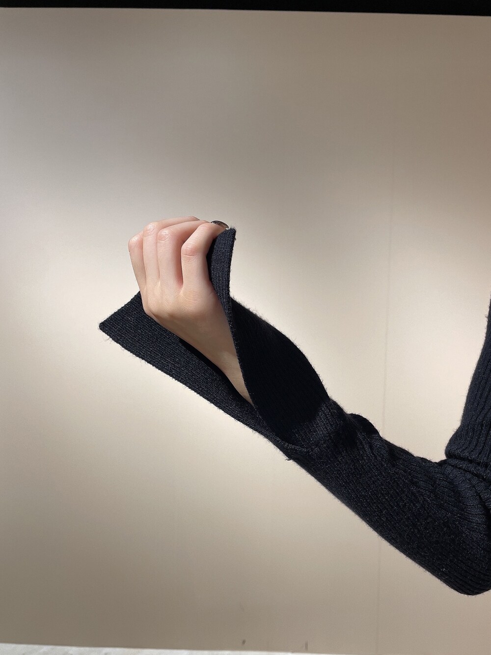 ブラック系のワンピース、ブラック系のパンプスを着用したレディースの秋コーディネートの6枚目の写真