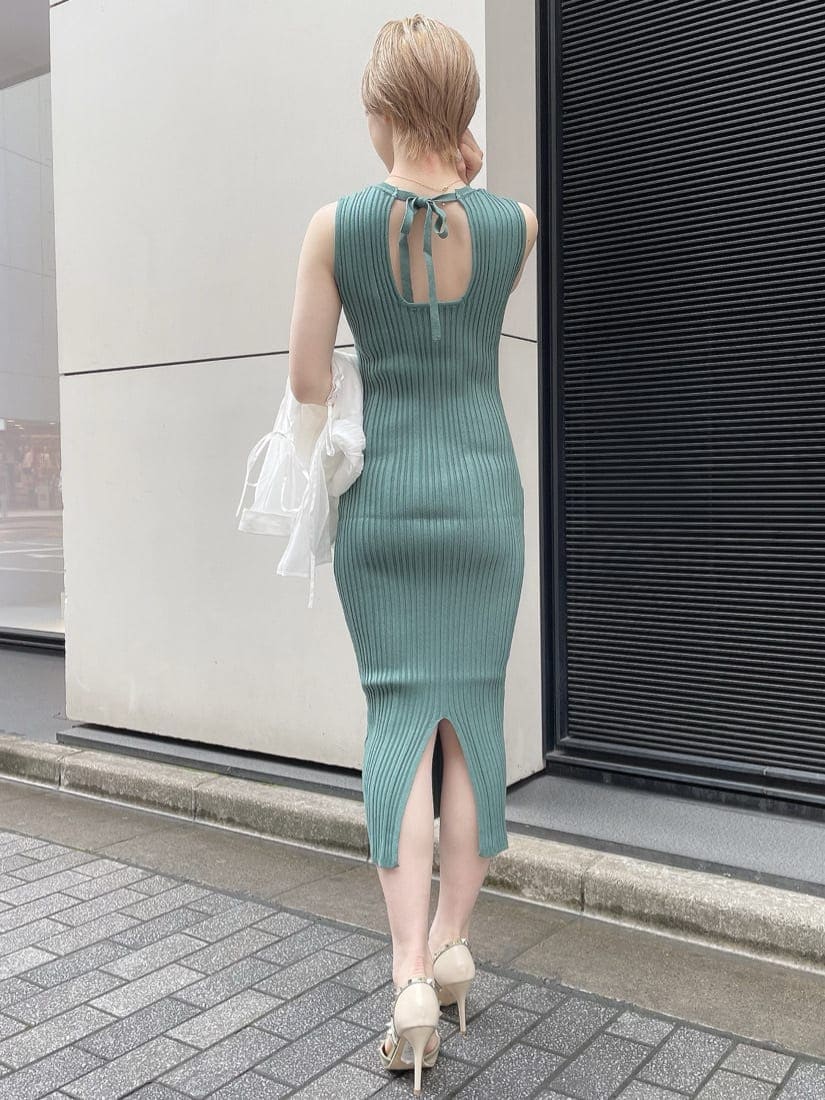 グリーン系のワンピース、ホワイト系のシャツ/ブラウス、ホワイト系のパンプスを着用したレディースの夏コーディネートの3枚目の写真