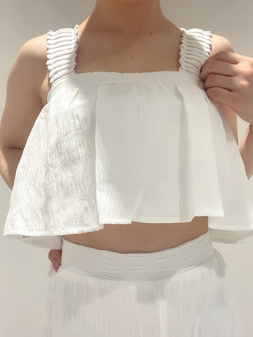 ホワイト系のサンダル、ホワイト系のシャツ/ブラウス、ホワイト系のその他パンツを着用したレディースの夏コーディネートの5枚目の写真