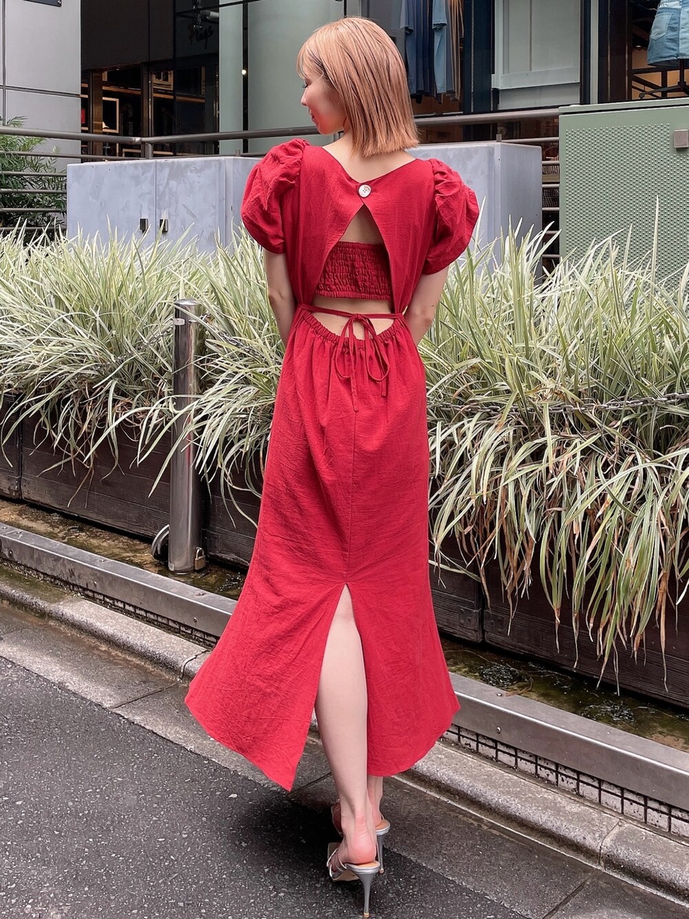 レッド系のワンピース、シルバー系のサンダルを着用したレディースの夏コーディネートの4枚目の写真