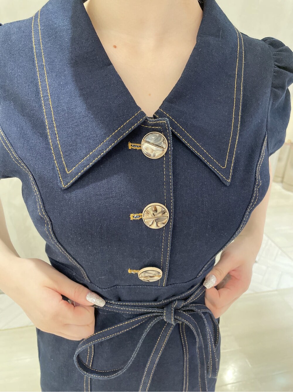 ブルー系のワンピース、ブラック系のパンプスを着用したレディースの夏コーディネートの3枚目の写真