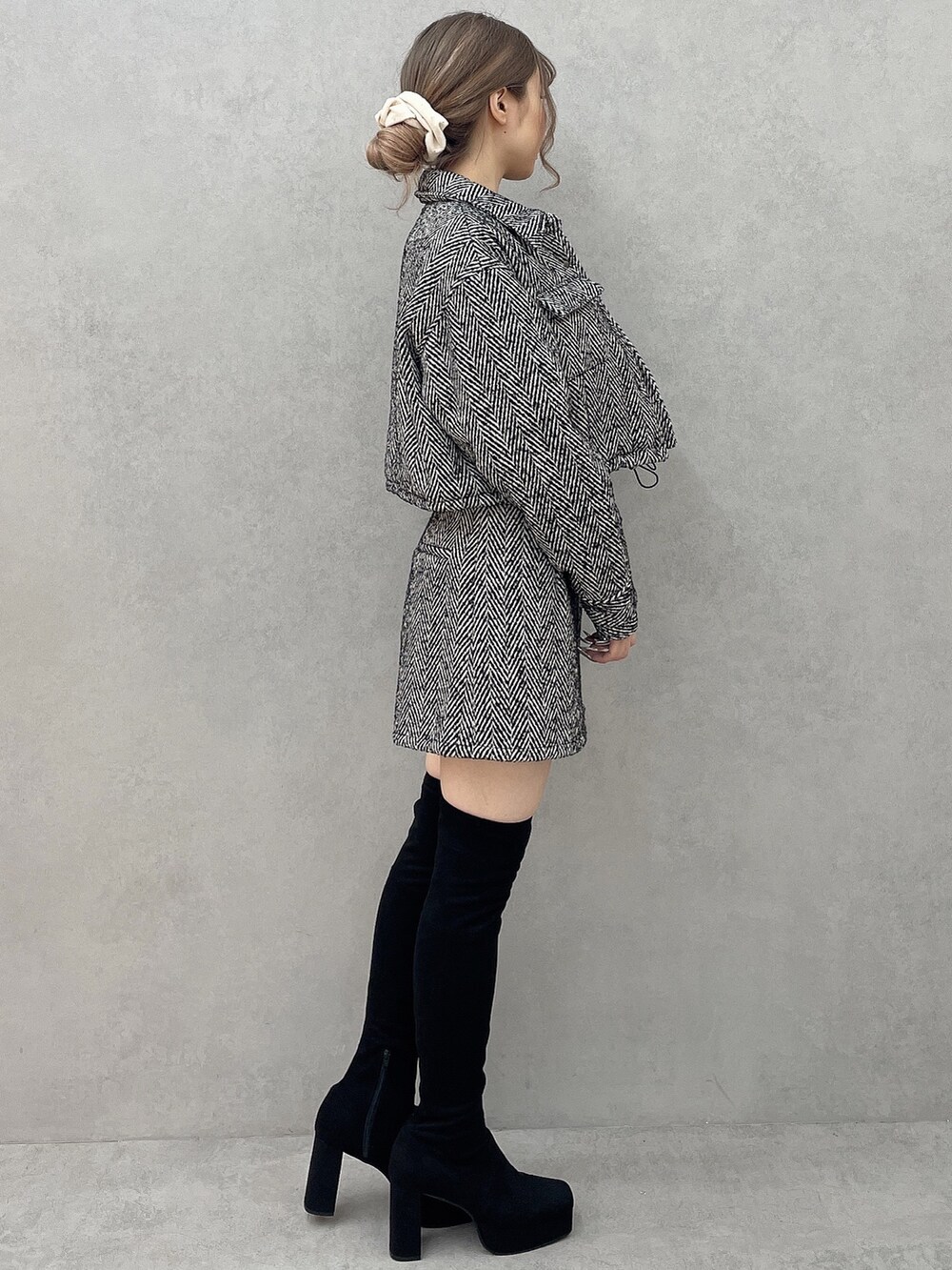 ブラック系のブーツ、ブラック系のニット/セーター、ブラック系のその他パンツを着用したレディースの秋コーディネートの3枚目の写真