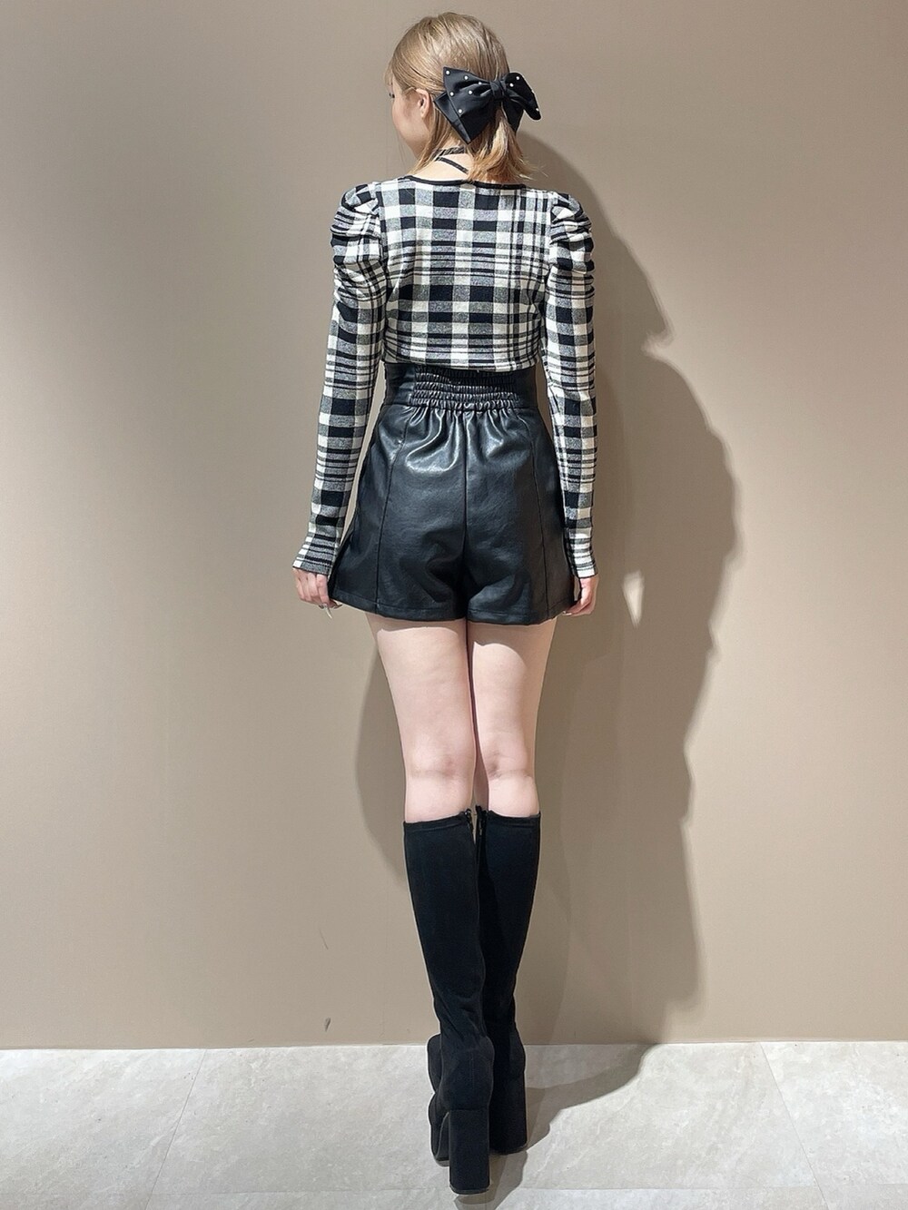 その他のその他パンツ、ブラック系のブーツ、その他のニット/セーターを着用したレディースの秋コーディネートの3枚目の写真