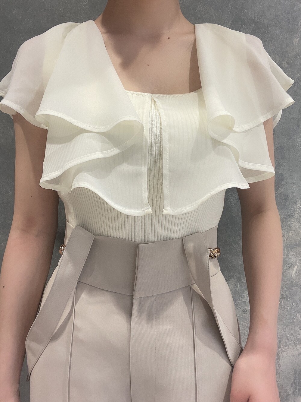 ホワイト系のサンダル、ベージュ系のその他パンツ、ホワイト系のニット/セーターを着用したレディースの春コーディネートの5枚目の写真