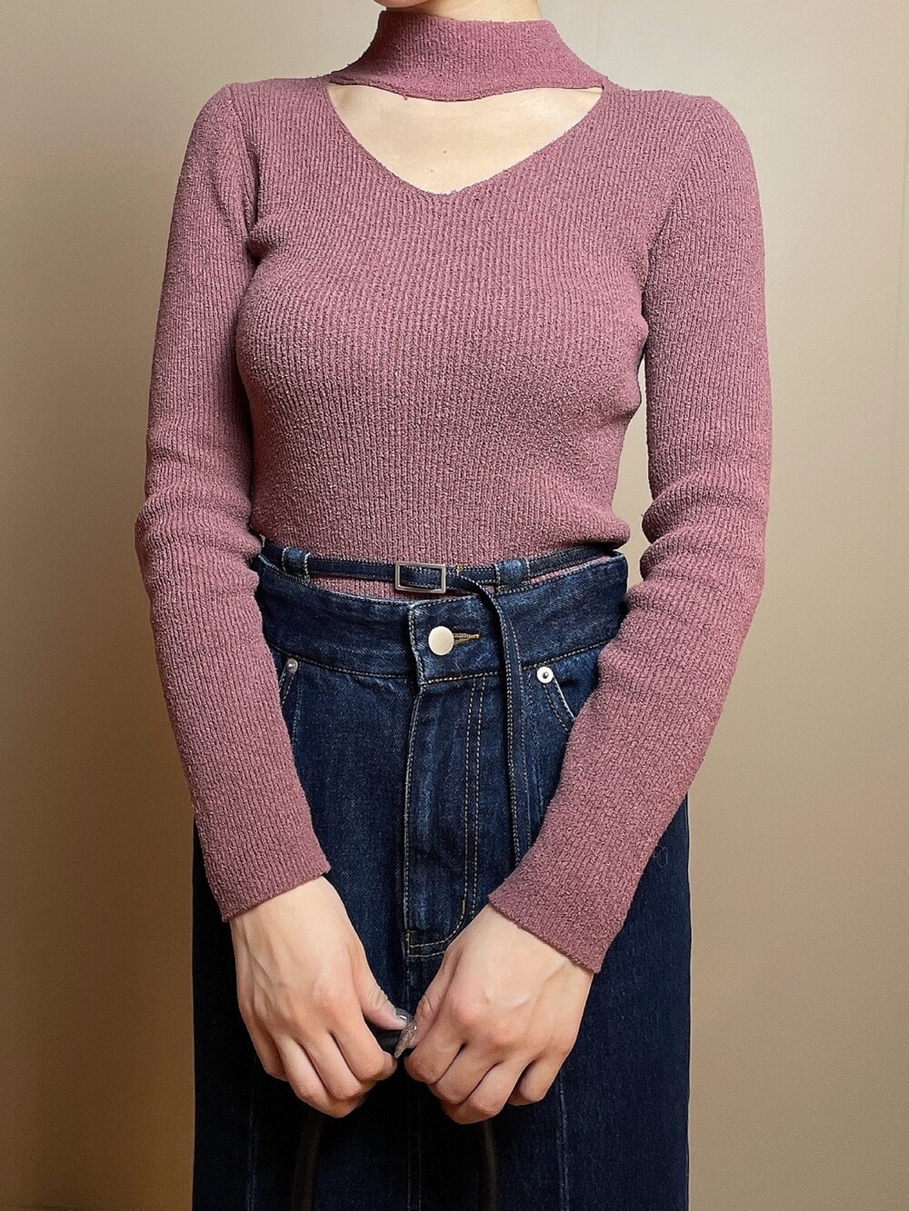 ピンク系のニット/セーター、ブルー系のデニムスカート、ブラック系のパンプスを着用したレディースの冬コーディネートの5枚目の写真