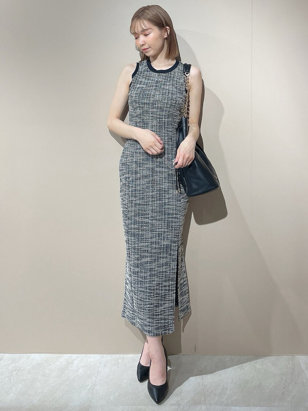 ブラック系のワンピース、ブラック系のトートバッグを着用したレディースの夏コーディネートの2枚目の写真