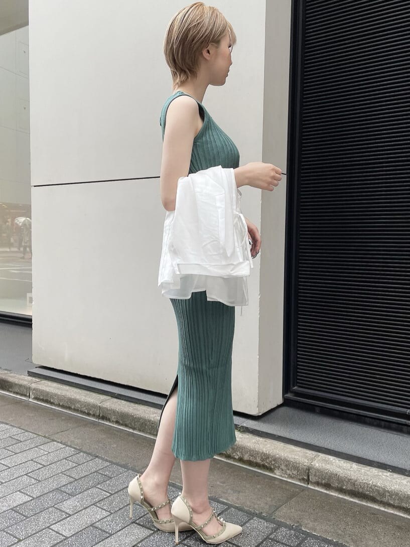 グリーン系のワンピース、ホワイト系のシャツ/ブラウス、ホワイト系のパンプスを着用したレディースの夏コーディネートの2枚目の写真