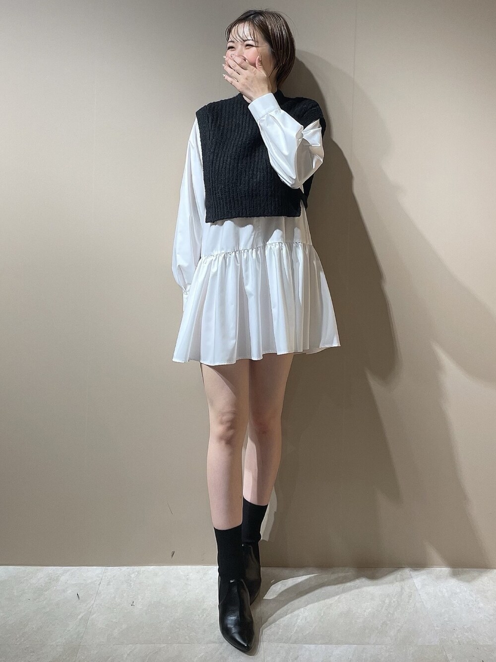 ブラック系のブーツ、ブラック系のニット/セーターを着用したレディースの秋コーディネートの2枚目の写真