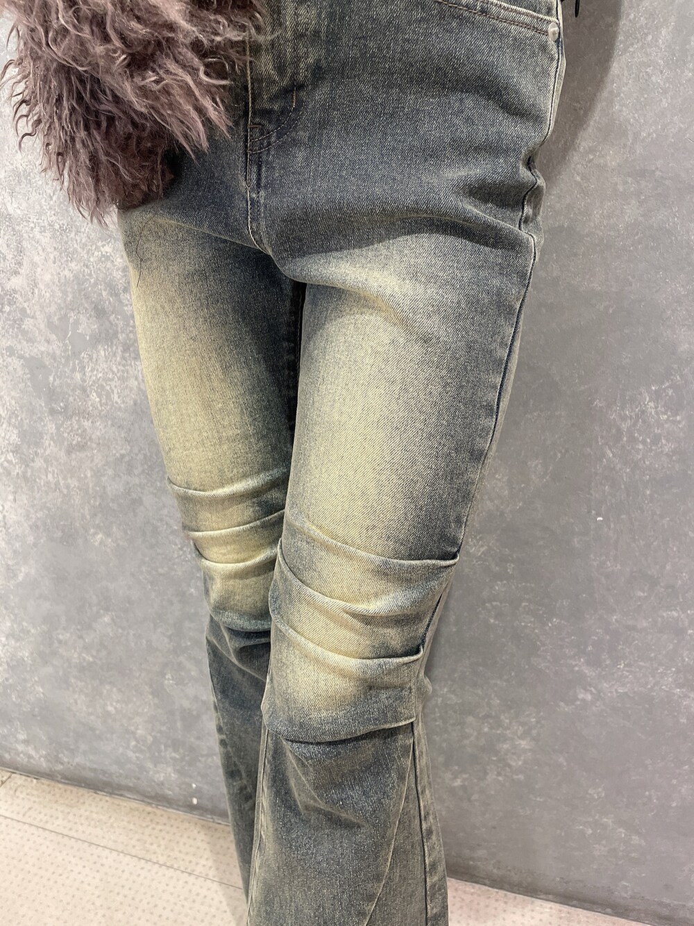ブラウン系のその他アウター、ブラック系のその他トップス、ブルー系のデニムパンツを着用したレディースの夏コーディネートの9枚目の写真