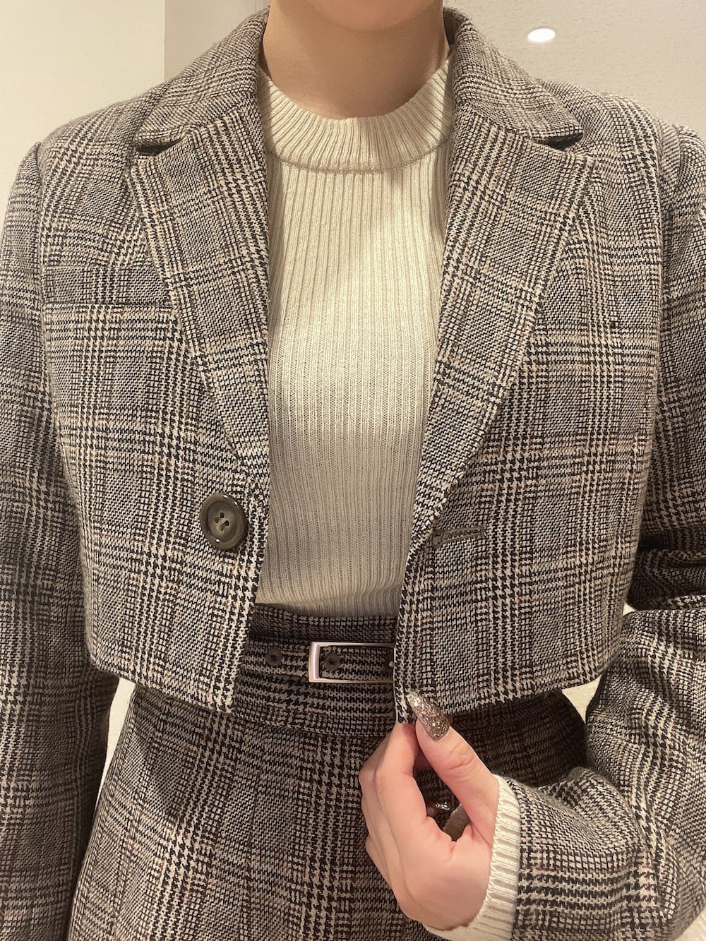 その他のスカート、その他のテーラードジャケット、ホワイト系のニット/セーターを着用したレディースの秋コーディネートの5枚目の写真