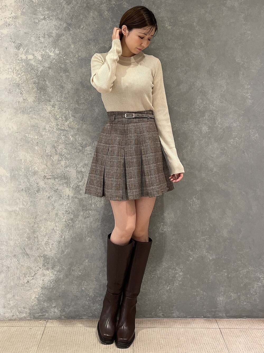 その他のスカート、その他のテーラードジャケット、ホワイト系のニット/セーターを着用したレディースの秋コーディネートの4枚目の写真