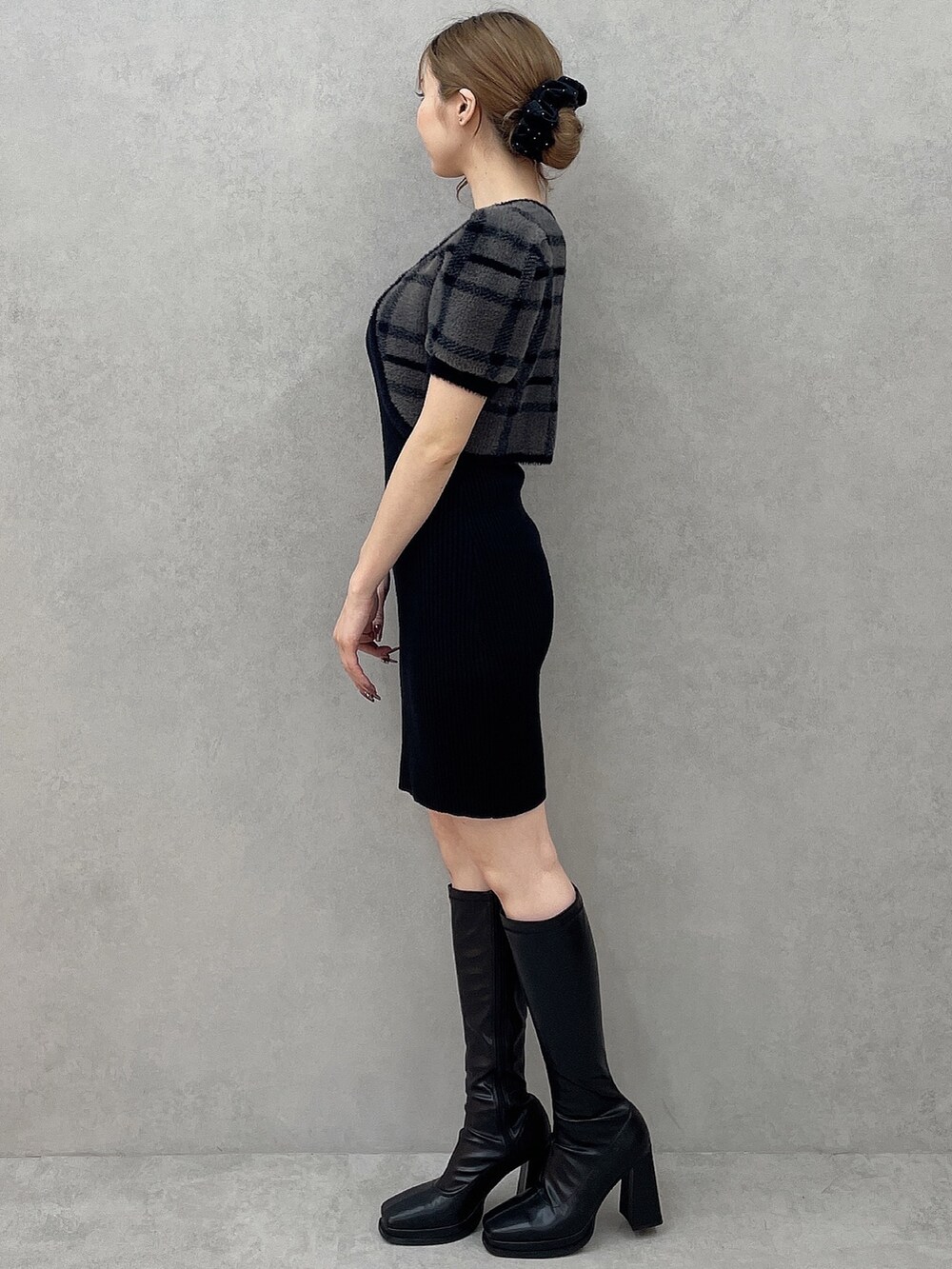 その他のワンピース、ブラック系のシュシュを着用したレディースの夏コーディネートの3枚目の写真