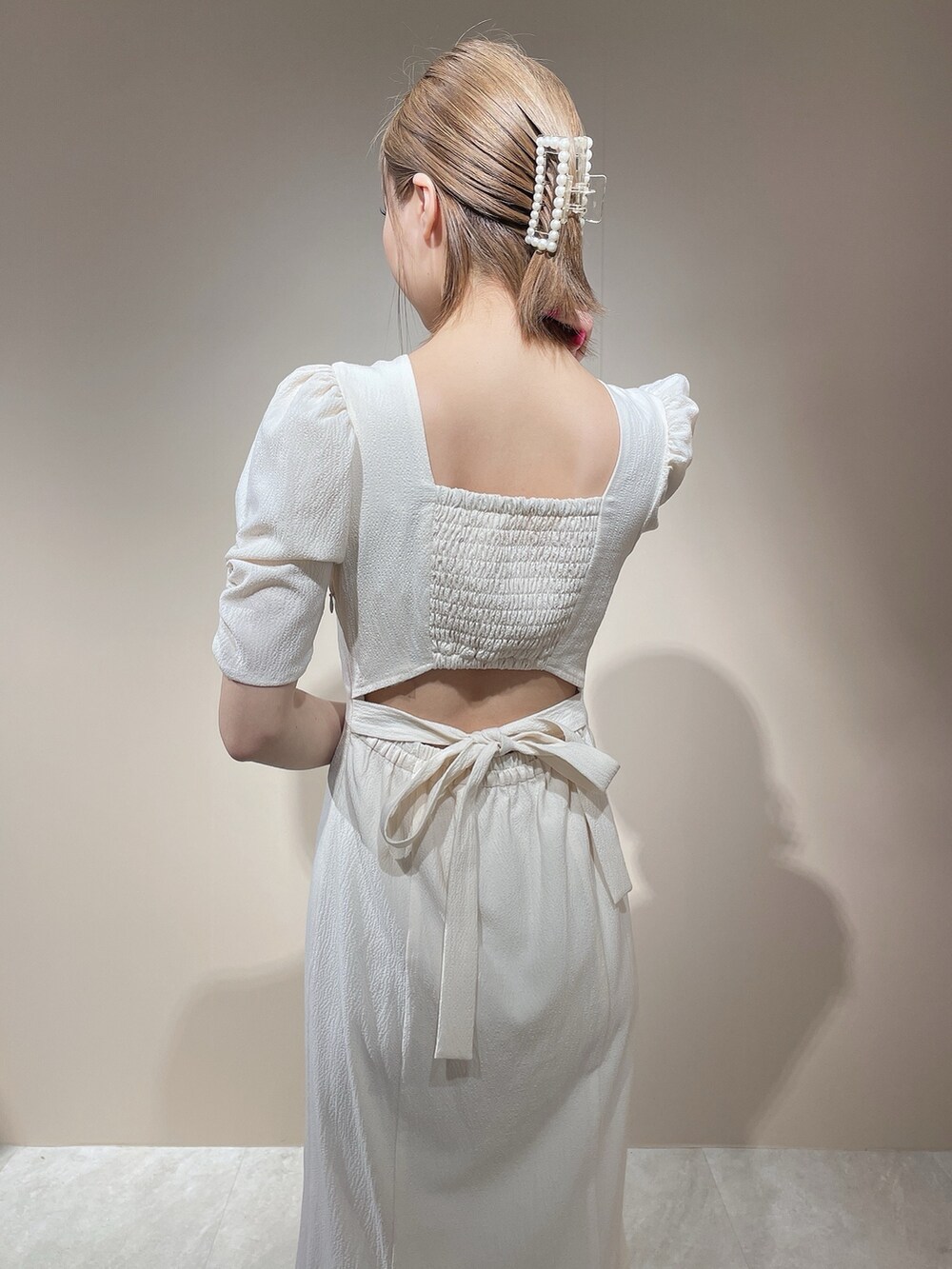 ホワイト系のワンピースを着用したレディースの春コーディネートの6枚目の写真