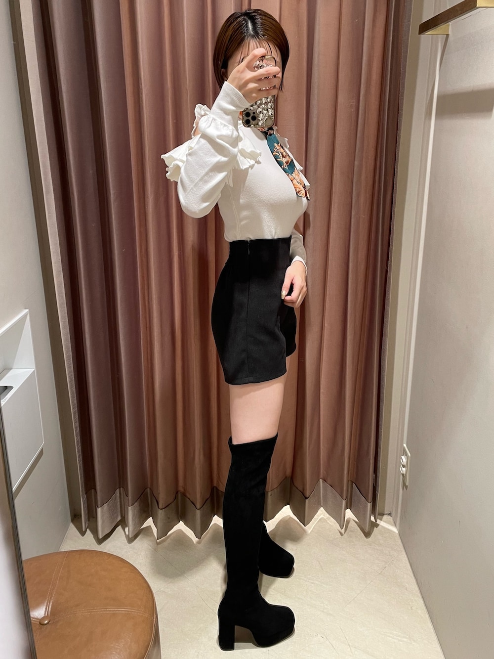 ホワイト系のニット/セーター、グレー系のその他パンツ、ブラック系のブーツを着用したレディースの秋コーディネートの2枚目の写真