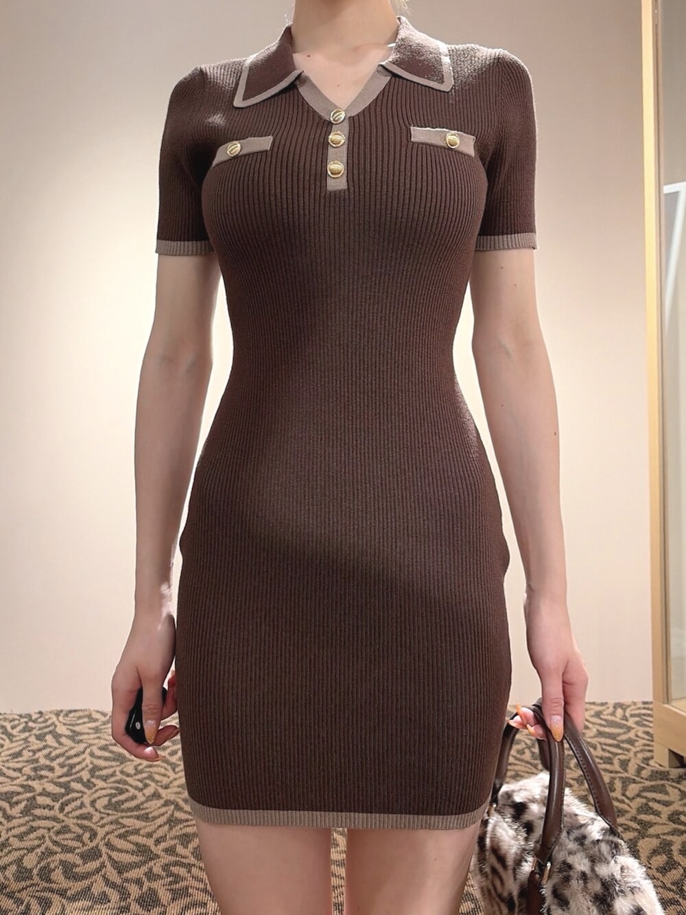 ブラウン系のワンピース、ブラウン系のハンドバッグ、ブラック系のバレッタ/ヘアクリップを着用したレディースの夏コーディネートの4枚目の写真