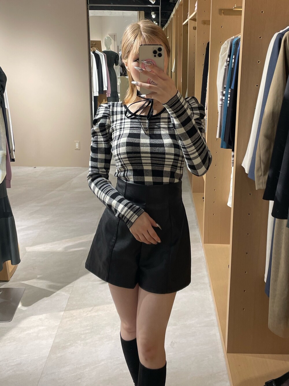 その他のその他パンツ、ブラック系のブーツ、その他のニット/セーターを着用したレディースの秋コーディネートの5枚目の写真
