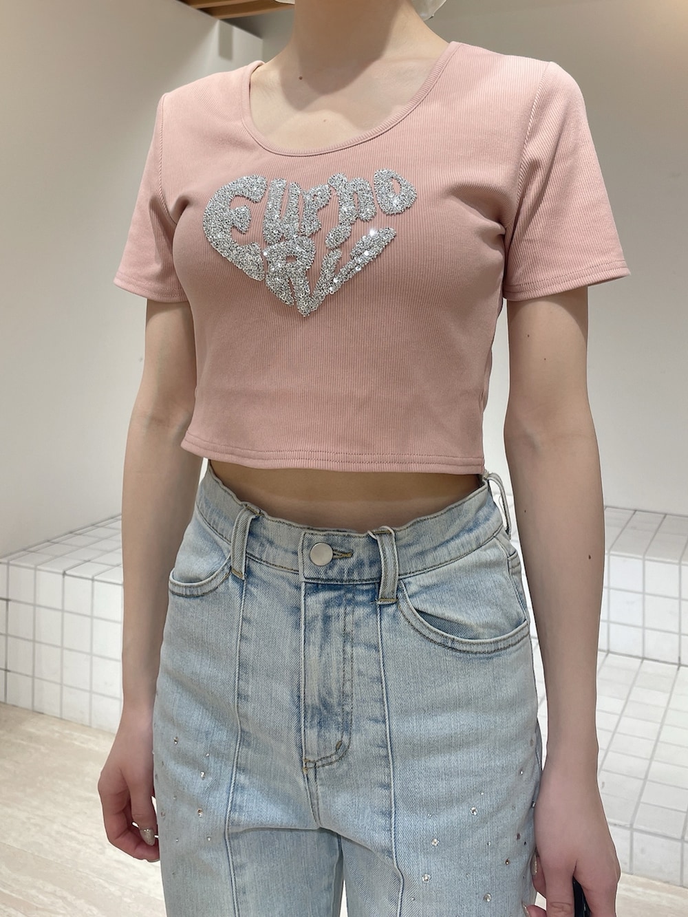 ピンク系のTシャツ/カットソー、ブルー系のデニムパンツ、ホワイト系のサンダルを着用したレディースの春コーディネートの5枚目の写真