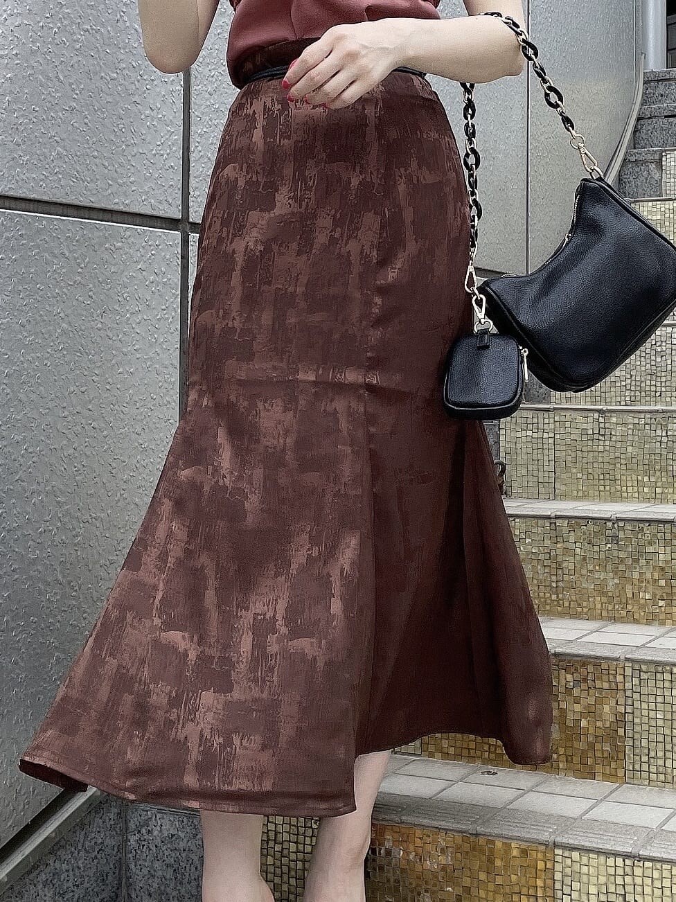 ブラック系のサンダル、ブラック系のショルダーバッグ、ピンク系のTシャツ/カットソーを着用したレディースの夏コーディネートの7枚目の写真