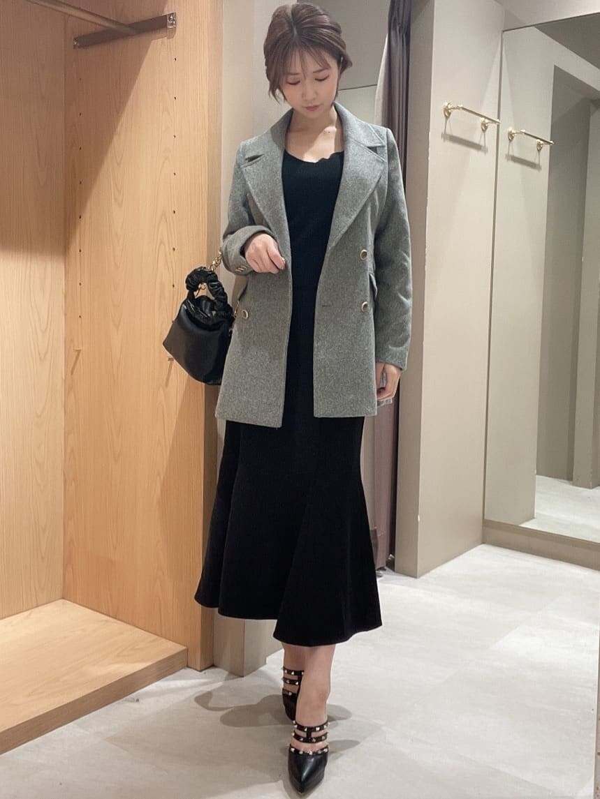 ブラック系のパンプス、グレー系のテーラードジャケット、ブラック系のハンドバッグを着用したレディースの秋コーディネートの2枚目の写真