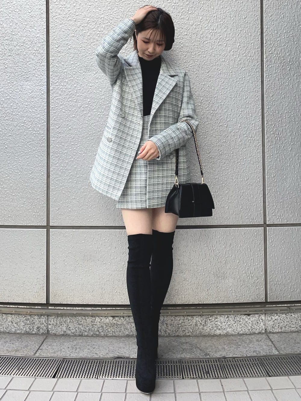 ブルー系のテーラードジャケット、ブルー系のその他パンツ、ブラック系のニット/セーターを着用したレディースの秋コーディネートの2枚目の写真