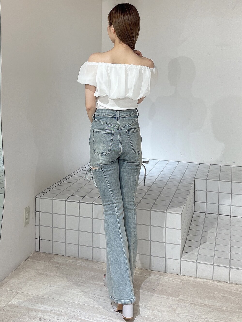 ホワイト系のTシャツ/カットソー、ブルー系のデニムパンツ、ベージュ系のサンダルを着用したレディースの夏コーディネートの4枚目の写真