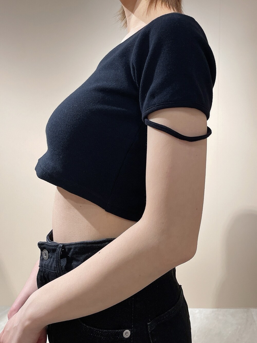 ブラック系のTシャツ/カットソー、ブラック系のデニムパンツ、ブラック系のサンダルを着用したレディースの春コーディネートの7枚目の写真