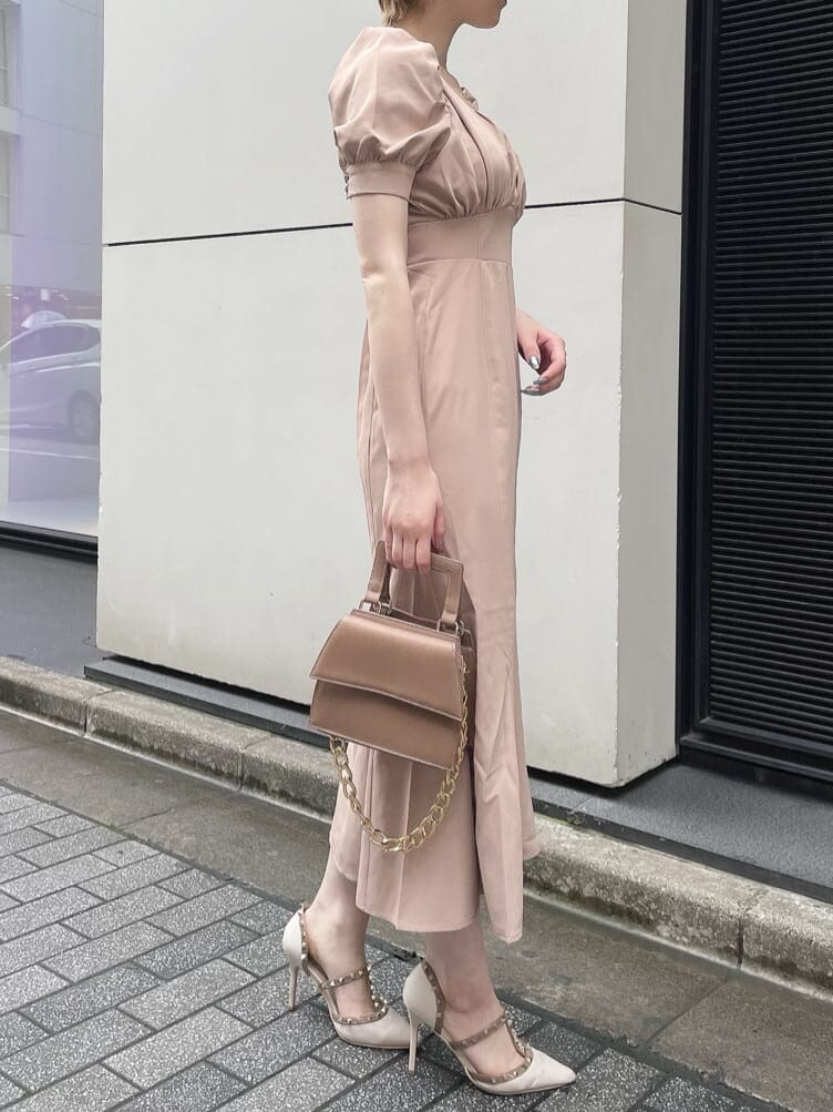 ホワイト系のパンプス、ブラウン系のショルダーバッグ、ピンク系のワンピースを着用したレディースの夏コーディネートの3枚目の写真