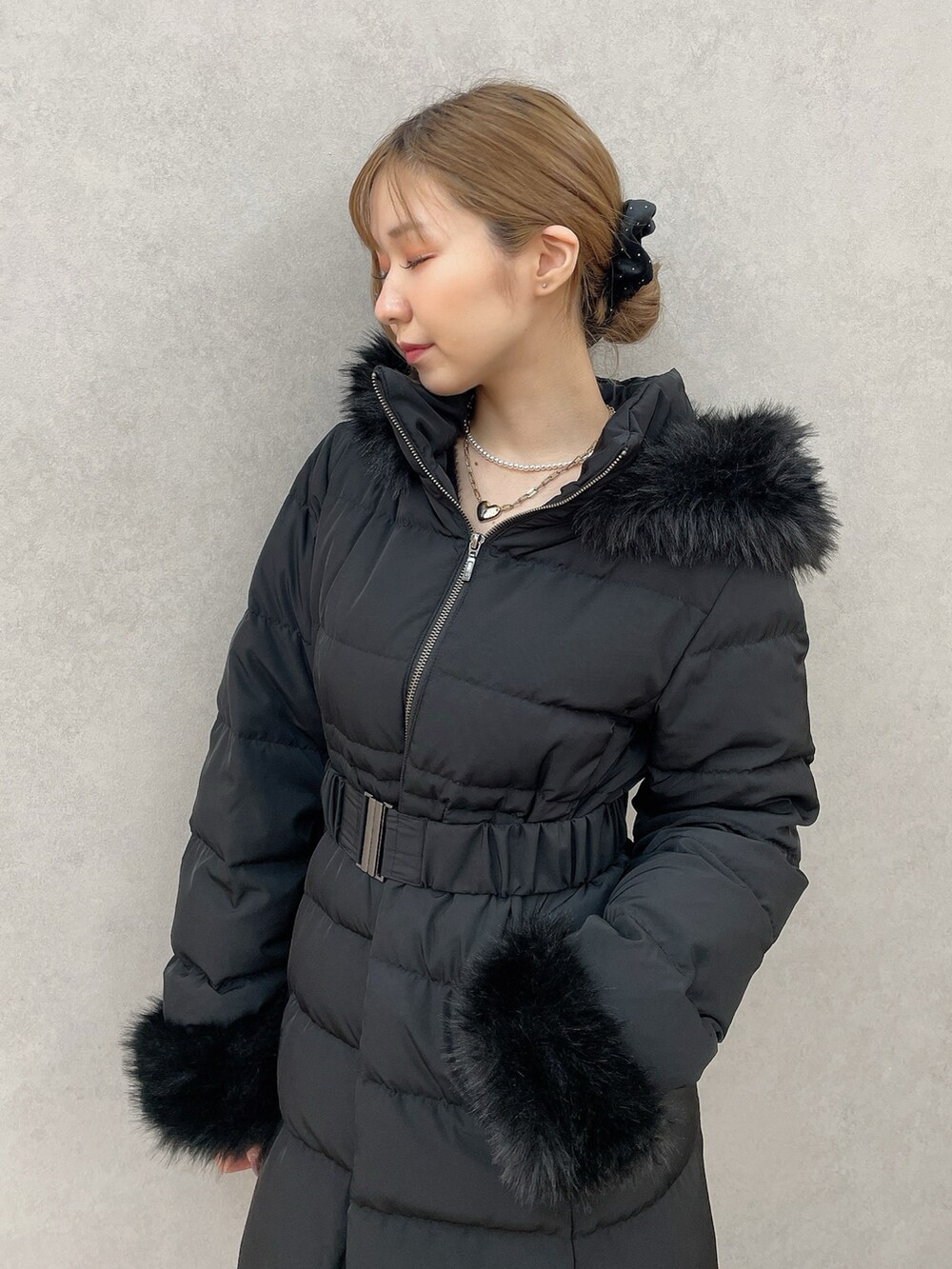 ブラック系のダウンジャケット/コート、ブラック系のニット/セーター、ブラック系のスカートを着用したレディースの夏コーディネートの5枚目の写真