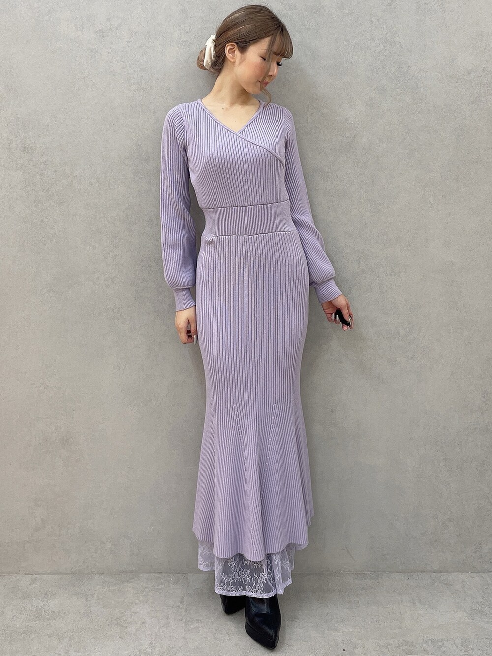 パープル系のワンピース、ブラック系のブーツを着用したレディースの秋コーディネートの3枚目の写真