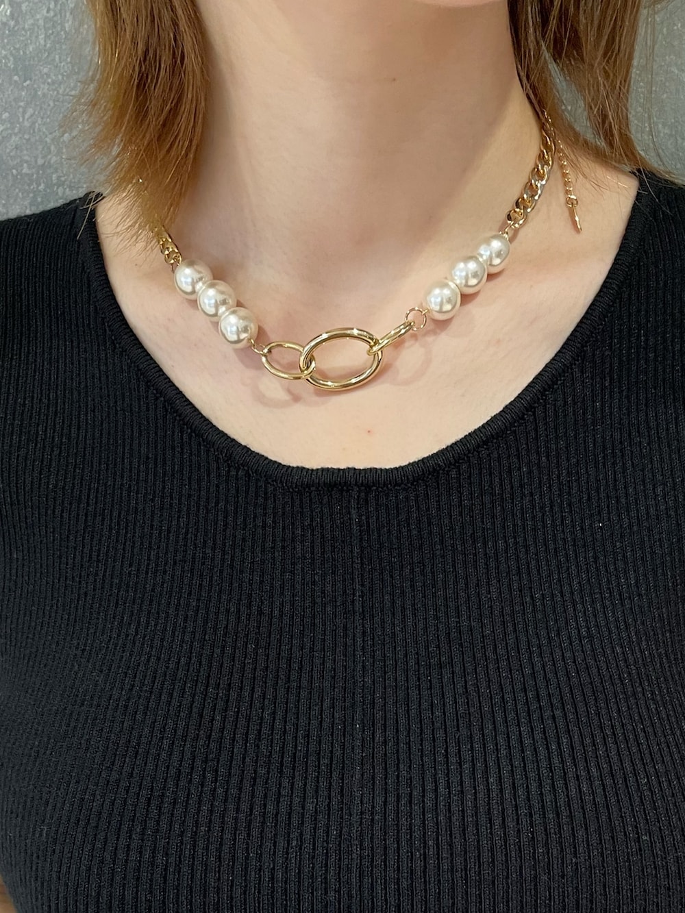 ブラック系のタンクトップ、ブラック系のデニムスカート、ゴールド系のサンダルを着用したレディースの春コーディネートの5枚目の写真