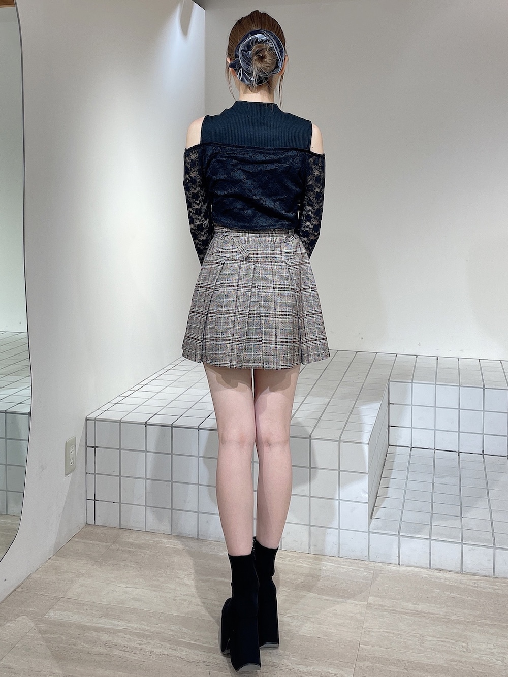 その他のテーラードジャケット、その他のスカート、ブラック系のTシャツ/カットソーを着用したレディースの秋コーディネートの7枚目の写真