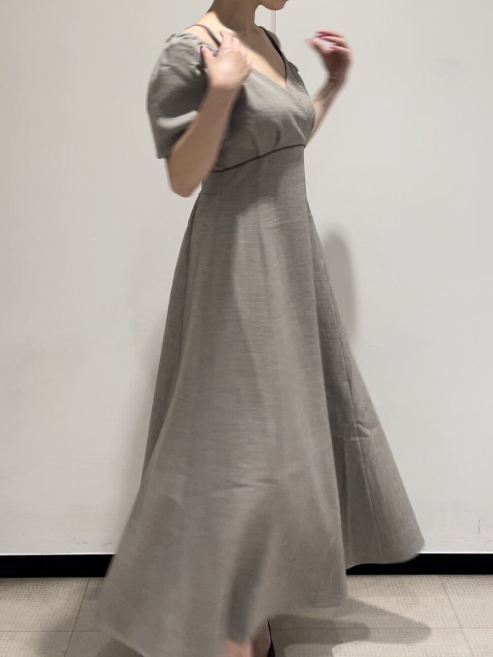 ブラック系のサンダル、ブラウン系のワンピースを着用したレディースの夏コーディネートの5枚目の写真