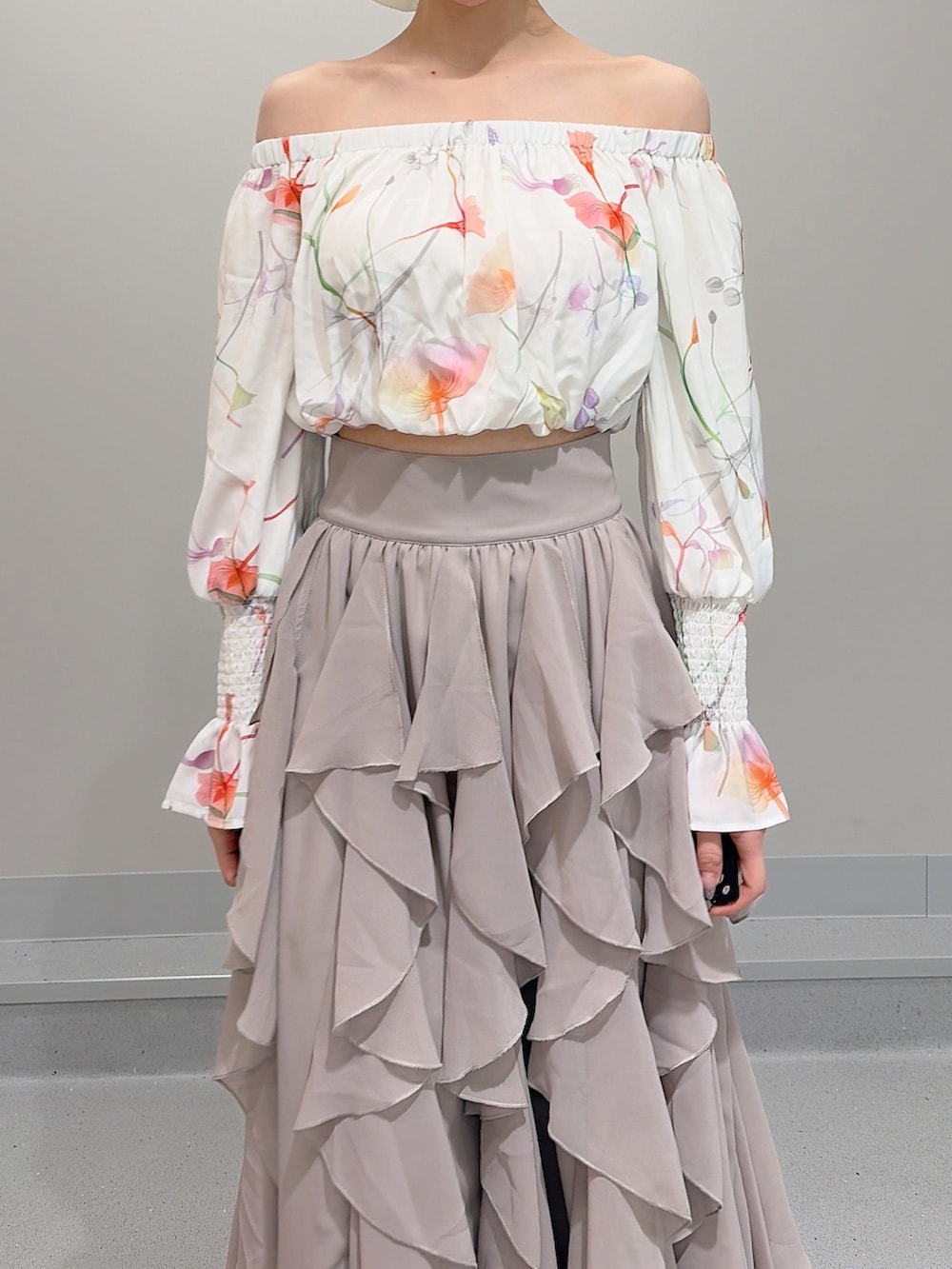 ホワイト系のテーラードジャケット、ホワイト系のシャツ/ブラウス、ベージュ系のスカートを着用したレディースの冬コーディネートの8枚目の写真