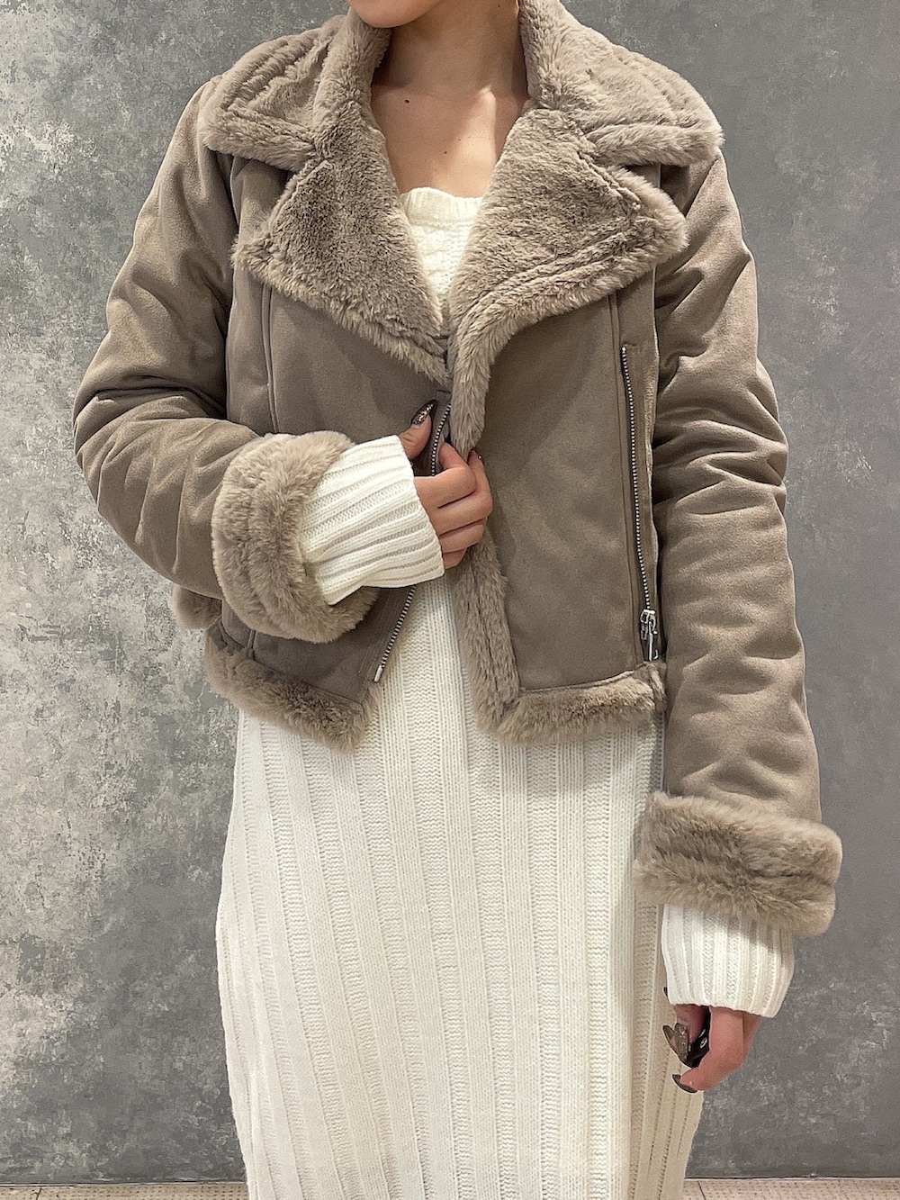 ベージュ系のブルゾン、ホワイト系のワンピース、ベージュ系のブーツを着用したレディースの秋コーディネートの5枚目の写真