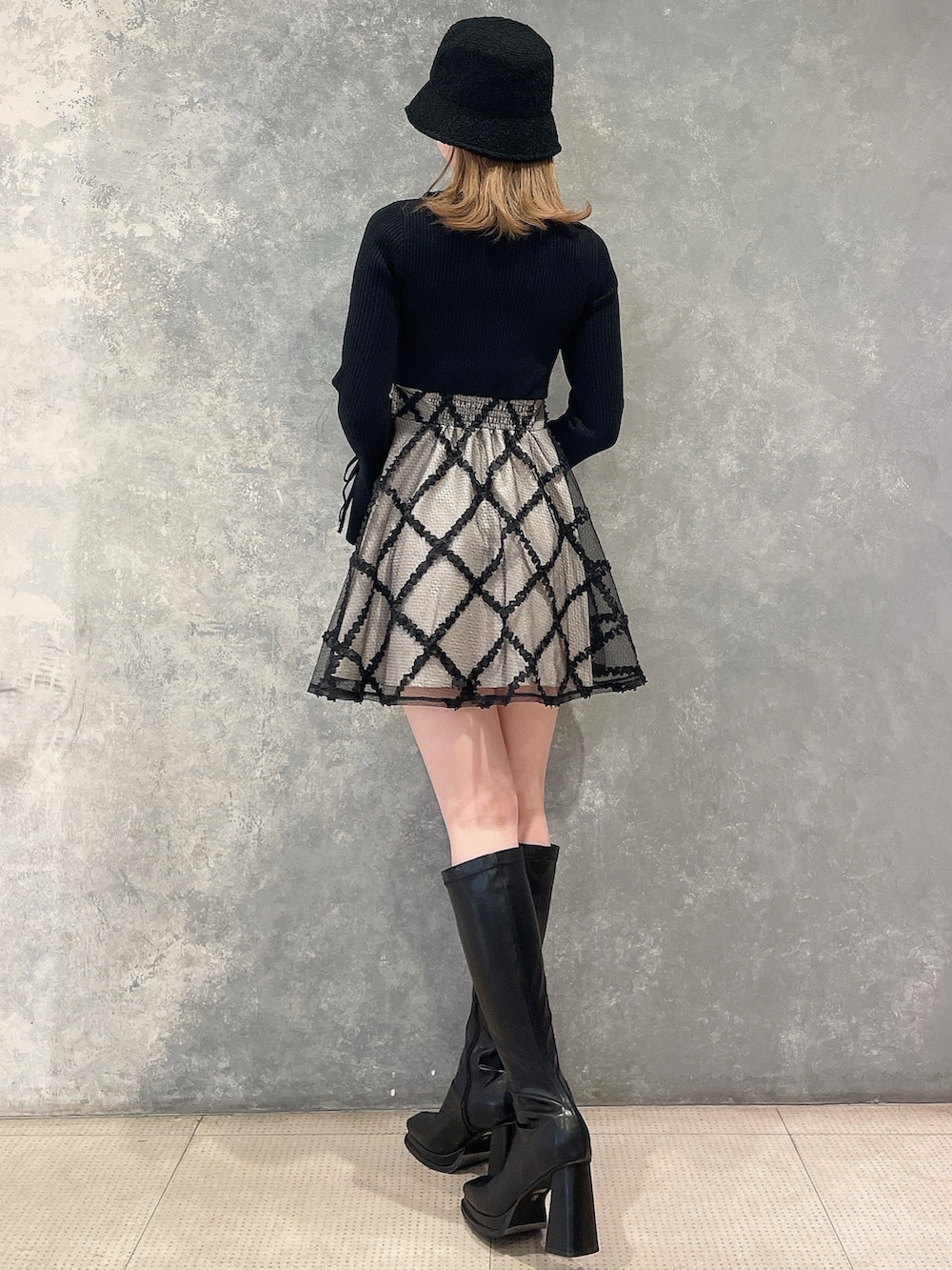 その他のワンピース、ブラック系のブーツ、ブラック系のライダースジャケットを着用したレディースの冬コーディネートの4枚目の写真