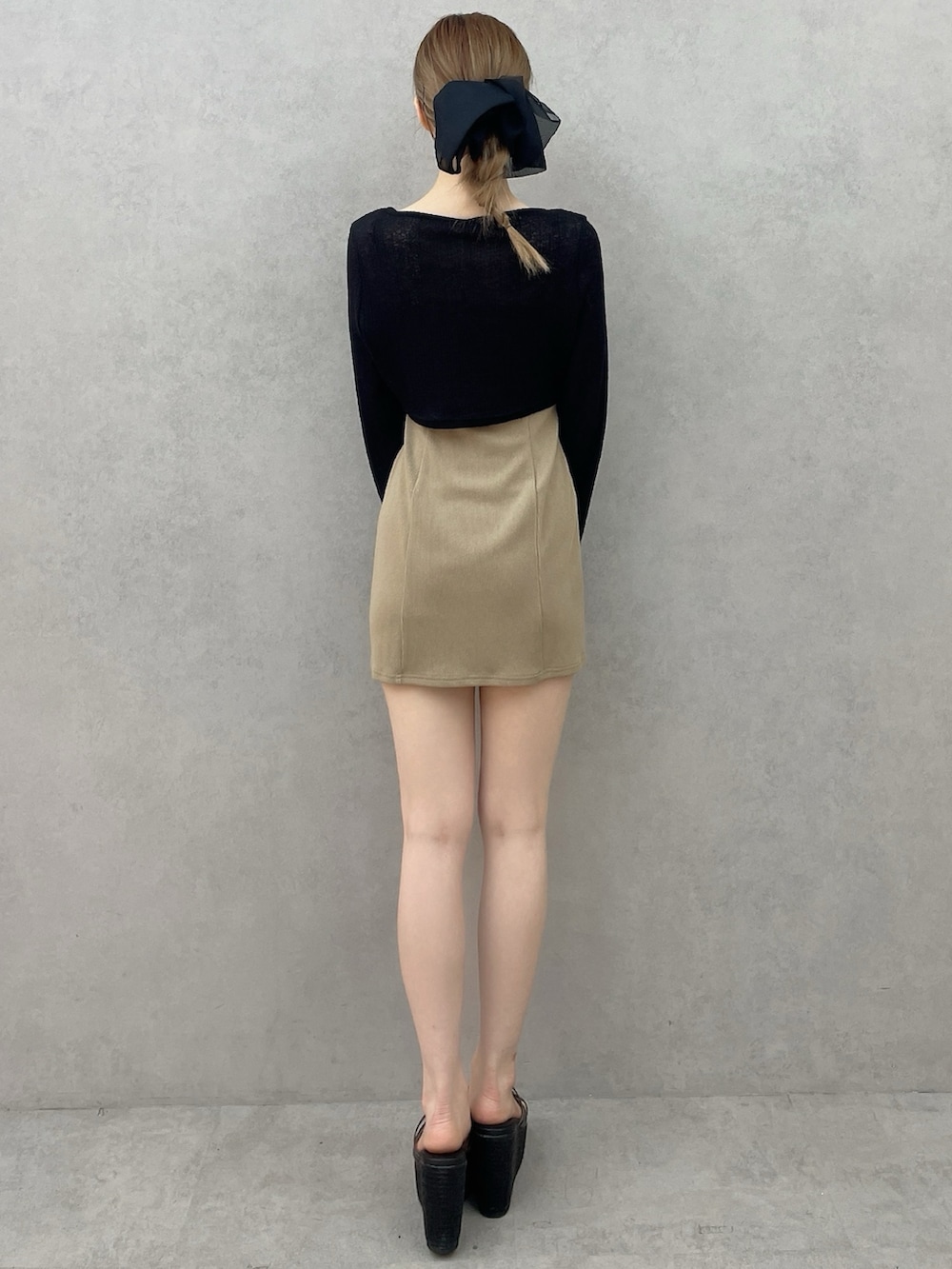 ベージュ系のワンピース、ブラック系のサンダル、ブラック系のバレッタ/ヘアクリップを着用したレディースの春コーディネートの3枚目の写真