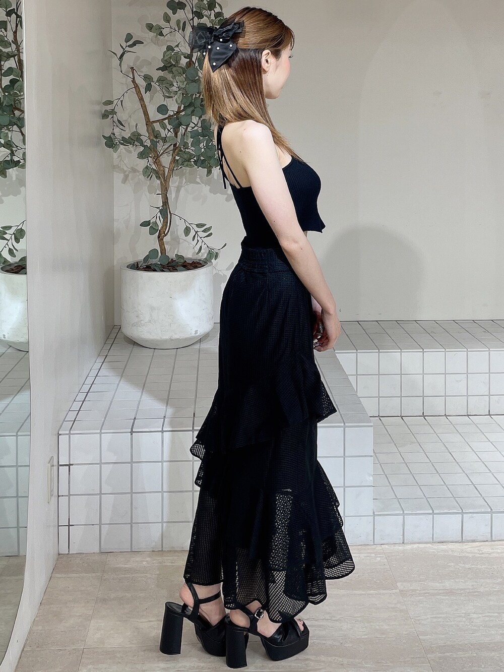 ブラック系のサンダル、ブラック系のキャミソール、ブラック系のスカートを着用したレディースの夏コーディネートの2枚目の写真