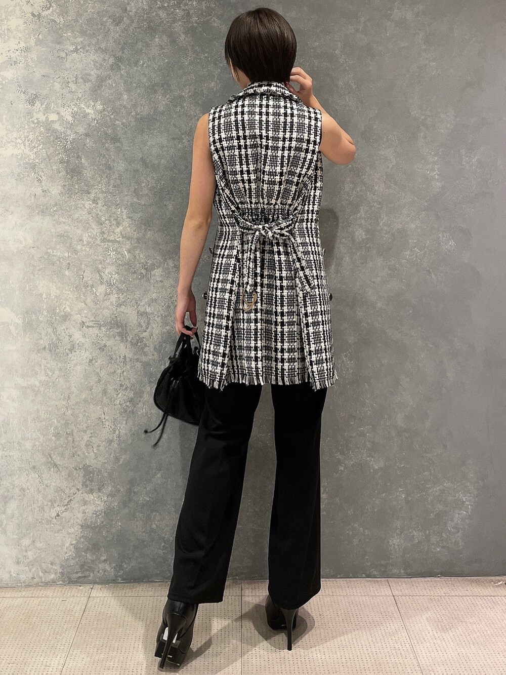 ブラック系のハンドバッグ、ブラック系のその他パンツ、ブラック系のワンピースを着用したレディースの夏コーディネートの5枚目の写真