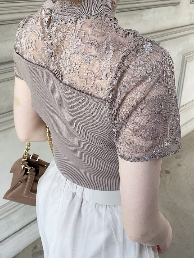ホワイト系のパンプス、ホワイト系のスカート、ベージュ系のニット/セーターを着用したレディースの春コーディネートの5枚目の写真