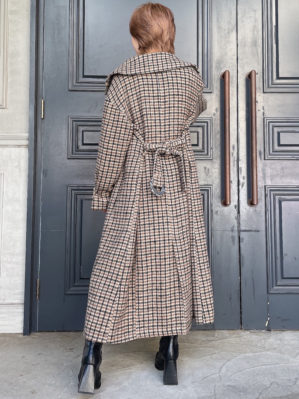 ベージュ系のシャツ/ブラウス、ブラック系のブーツ、その他のステンカラーコートを着用したレディースの秋コーディネートの3枚目の写真