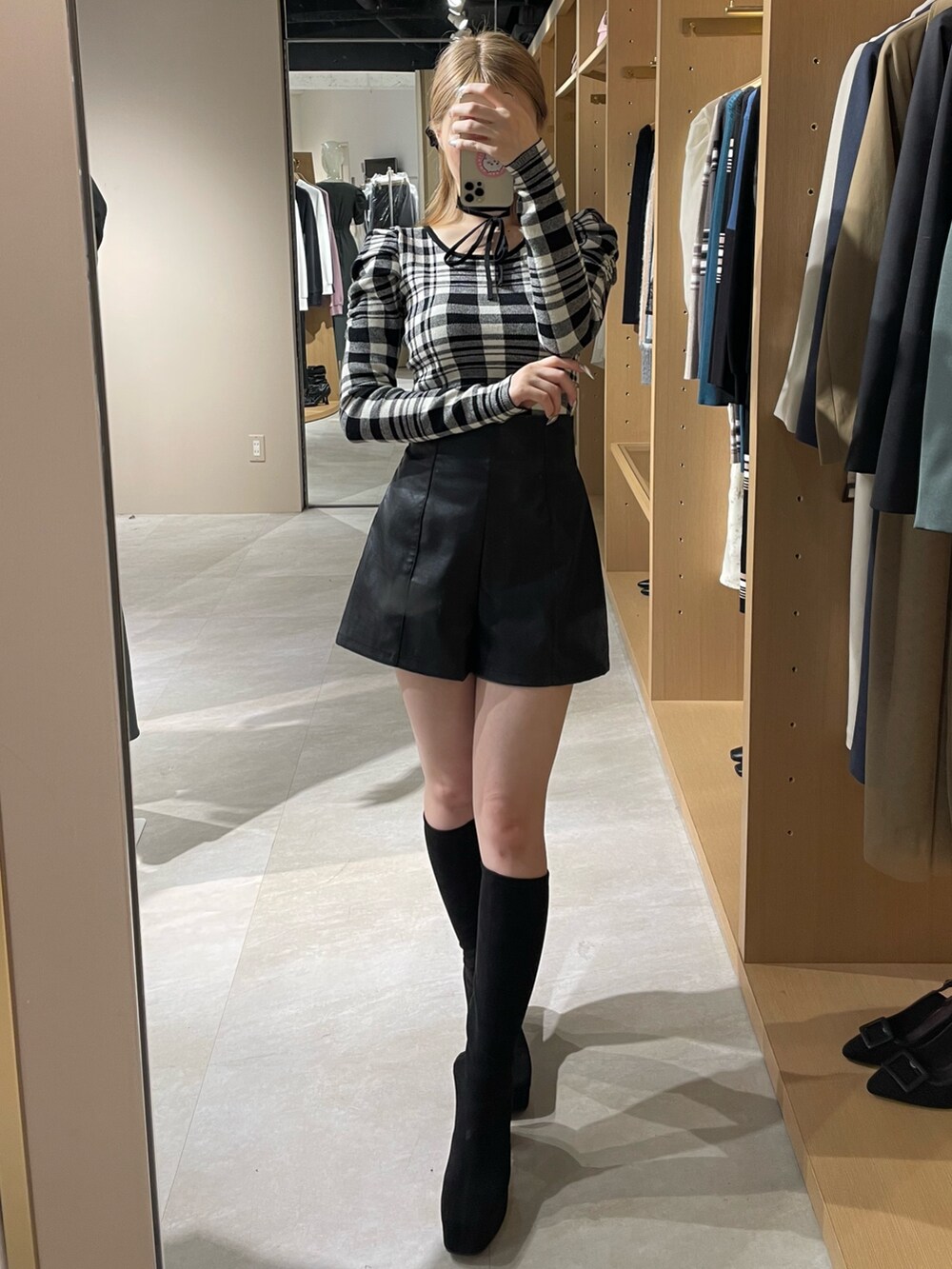 その他のその他パンツ、ブラック系のブーツ、その他のニット/セーターを着用したレディースの秋コーディネートの4枚目の写真