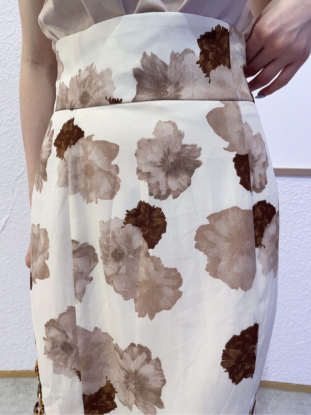 ホワイト系のサンダル、その他のスカート、その他のショルダーバッグを着用したレディースの春コーディネートの8枚目の写真