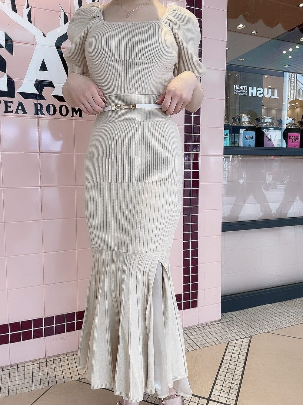 ベージュ系のワンピース、その他のパンプス、ゴールド系のネックレスを着用したレディースの春コーディネートの3枚目の写真