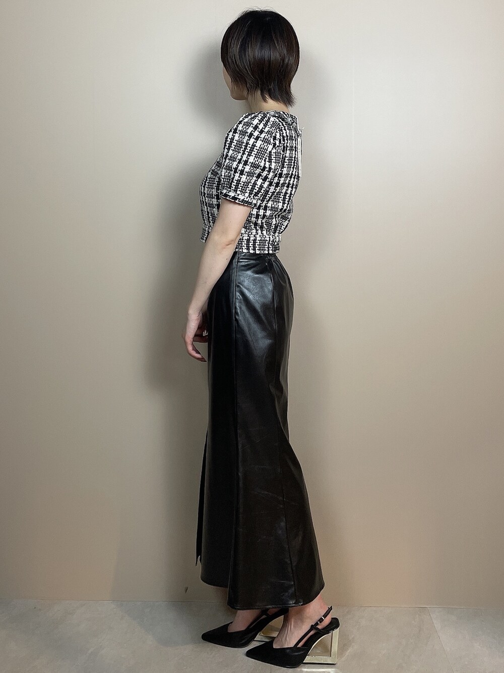 ブラック系のシャツ/ブラウス、ブラック系のサンダル、ブラック系のスカートを着用したレディースの夏コーディネートの3枚目の写真